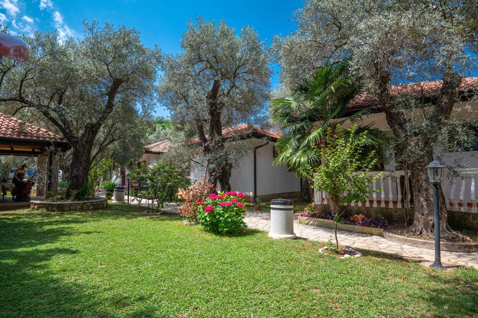 President Bungalows And Apartments Utjeha Exterior foto